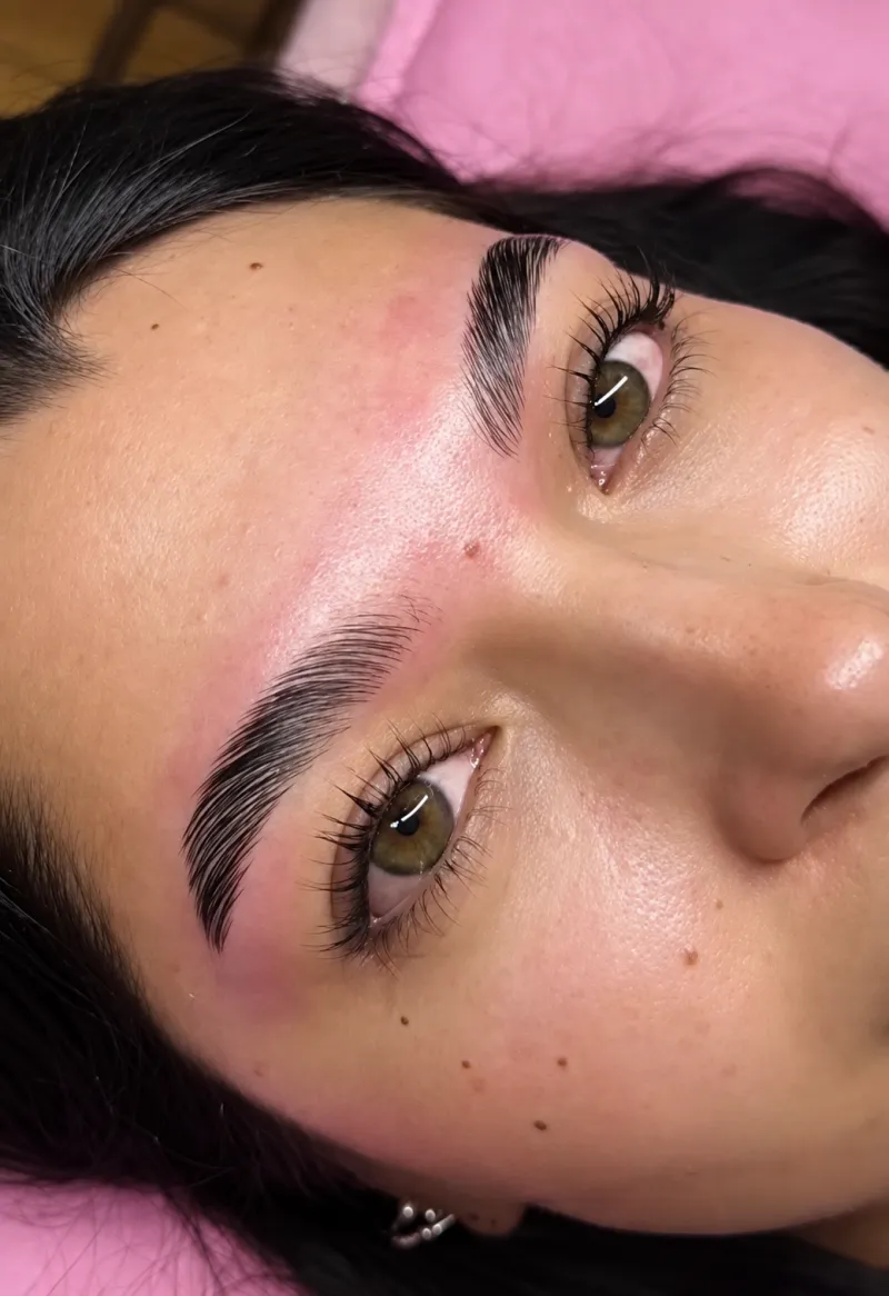 Laminado de cejas y lifting de pestañas hecho por Fanuzzia Rodríguez
