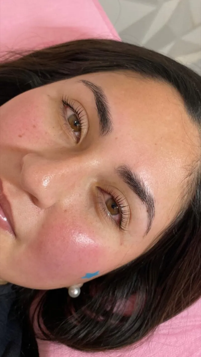Trabajo de cejas hecho por Kiara Barraza