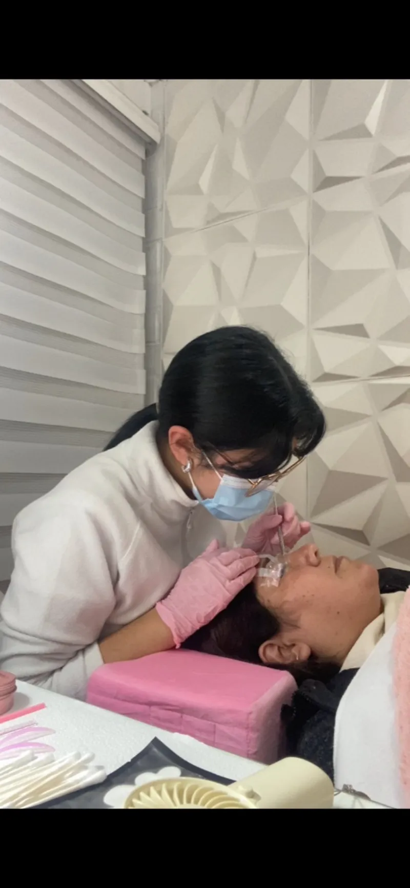 Kiara Barraza aplicando la técnica en su estudio, en Canela