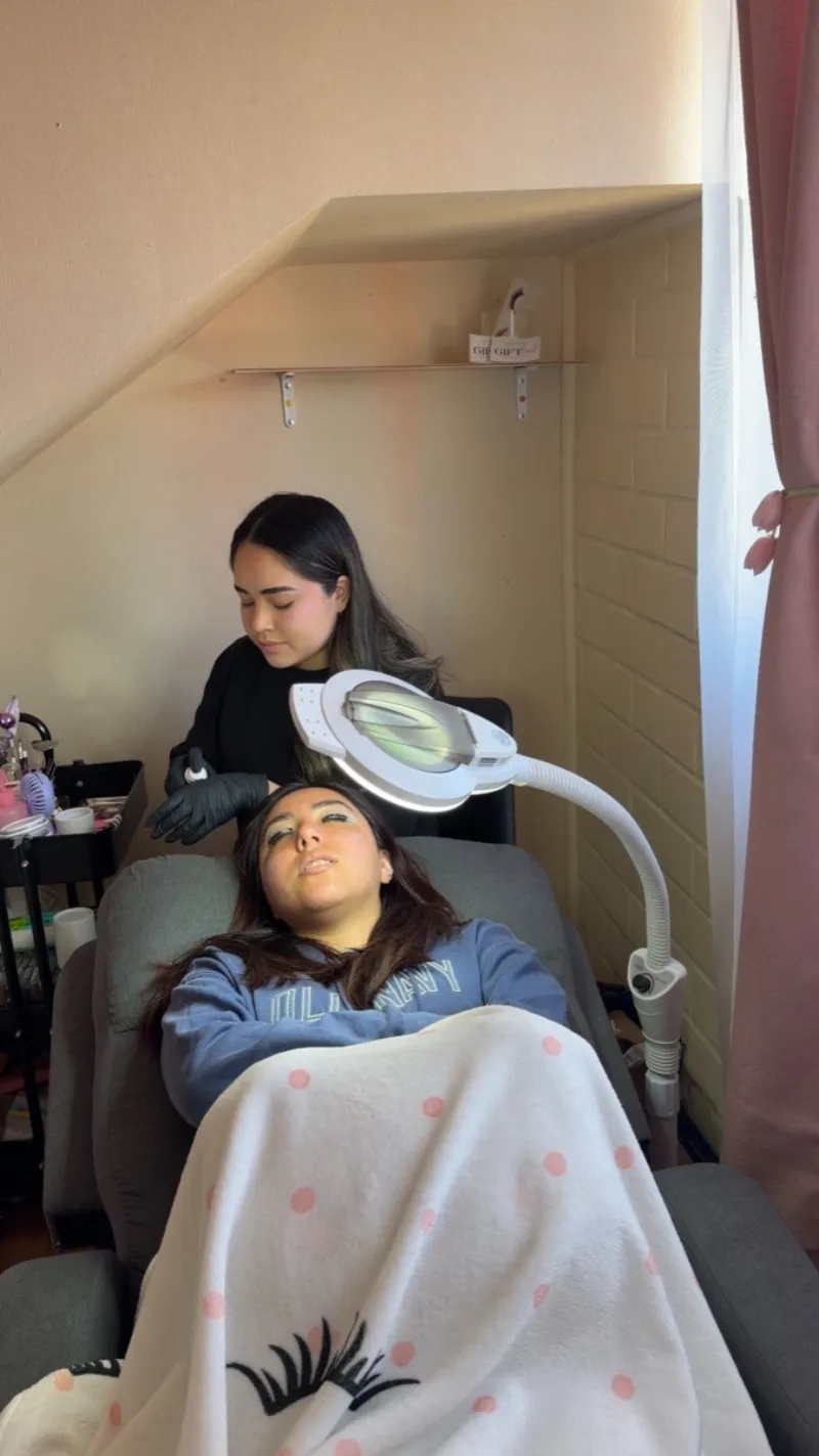 Nicole Muñoz atendiendo en su estudio Lobito Lash, en Coquimbo